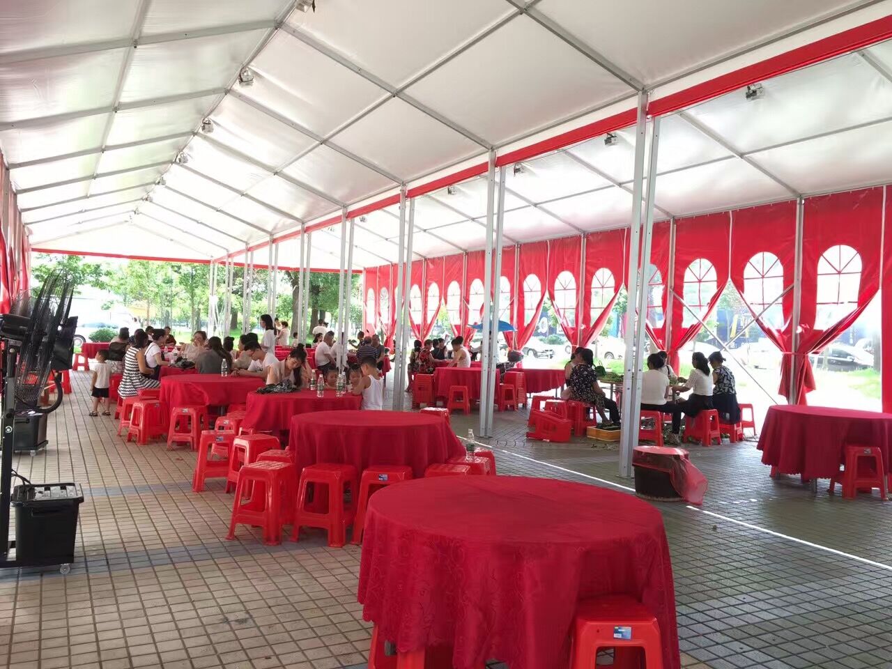 如何選擇高質(zhì)量的戶外婚慶篷房？